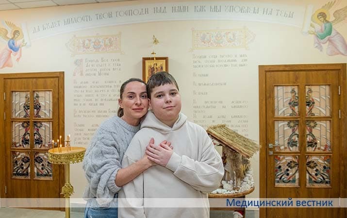 Наум перенес аллогенную трансплантацию костного мозга. На фото он с мамой Людмилой..jpg